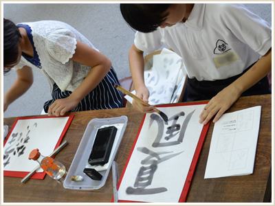 2019年 好きな色に墨を磨って書く0